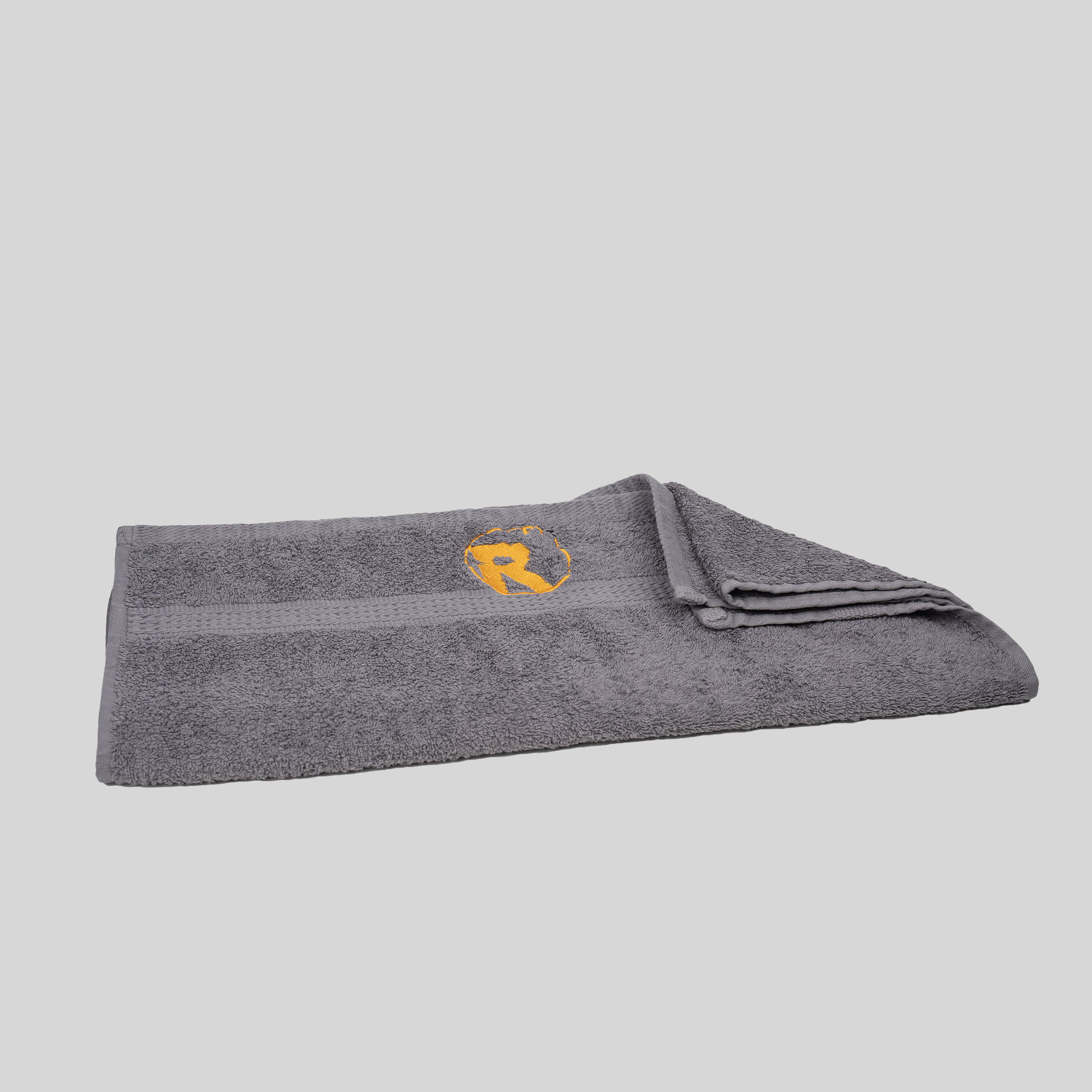 Ein graues [Produktname] mit dem Buchstaben r darauf.
Produktname: Handtuch